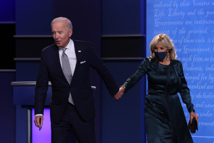 Joe Biden és a felesége, Jill Biden az elnökjelöltek viátja után, a Case Western Reserve Egyetemen, Clevelandben, Ohióban 2020. szeptember 29-én.Fotó: Scott Olson / GETTY IMAGES NORTH AMERICA / GETTY IMAGES VIA AFP)
