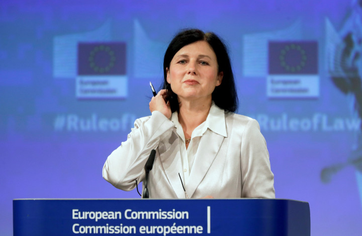 Vera Jourova sajtótájékoztatót tart a jogállamisági jelentésről Brüsszelben, 2020. szeptember 30-án. Fotó: POOL / AFP