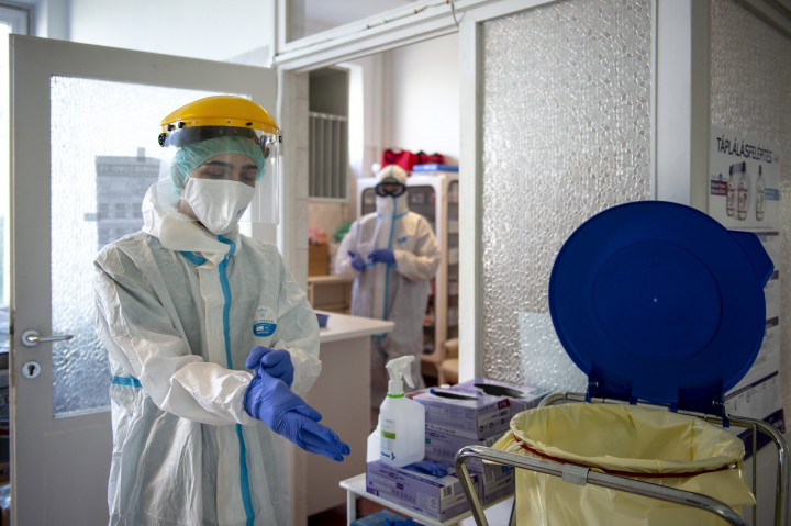 Védőfelszerelést viselő orvos a koronavírussal fertőzött betegek fogadására kialakított részlegen az Országos Korányi Pulmonológiai Intézetben 2020. április 21-én.Fotó: Árvai Károly / kormany.hu / MTI