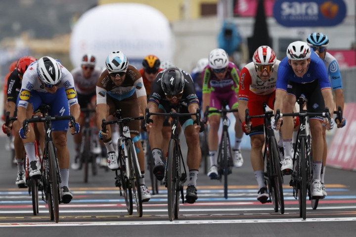 A Giro d'Italia 4. szakaszának befutója 2020. október 6-án, Villafranca Tirrenában.Fotós: Luca Bettini/AFP