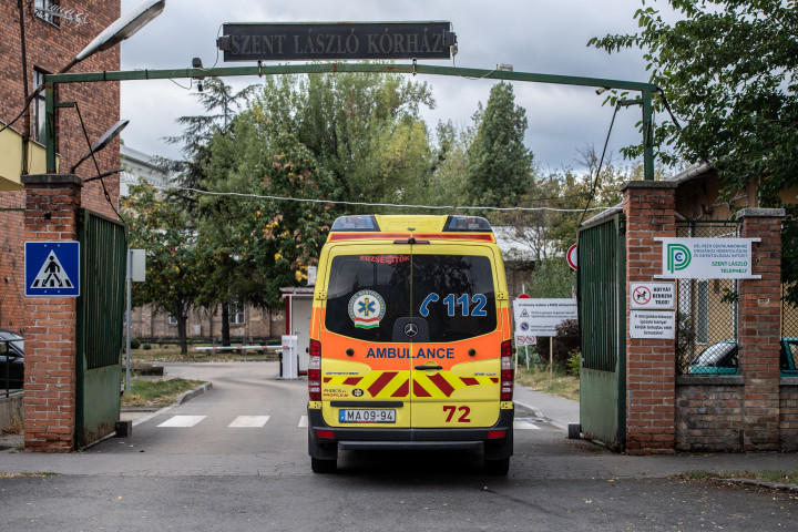 Mentőautó hajt be a Szent László Kórház bejáratán 2020 szeptemberébenFotó: Bődey János / Telex