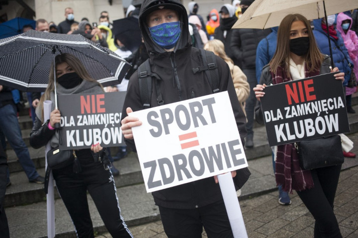 „Sport = egészség”, „Ne zárják be a klubokat” táblák a szombati varsói tüntetésen Fotó: Maciej Luczniewski / AFP