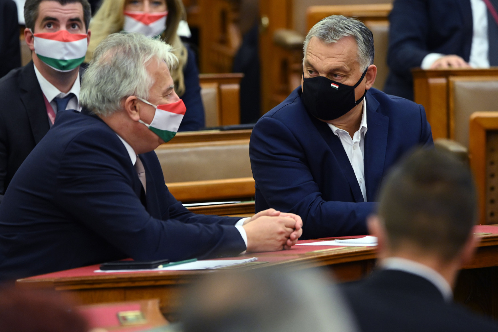 Jakab egy zsák krumplit akart Orbán elé tenni a parlamentben, de a fideszesek útját állták
