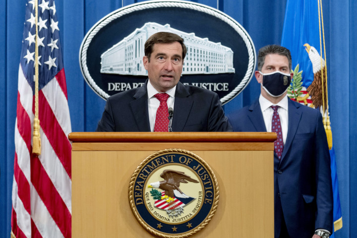 John Demers, az amerikai igazságügyi minisztérium miniszterhelyettese 2020. október 19-én bejelentette, hogy hat orosz hírszerző ellen emeltek vádatFotó: Andrew Harnik/MTI/EPA/AP/