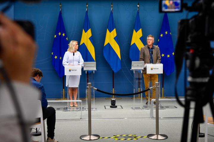 Lena Hallengren egészségügyi miniszter és Anders Tegnell, a közegészségügyi hivatal járványügyi szakértője tart sajtótájékoztatót 2020 júliusában.Fotó: Naina Helen Jaama / TT News Agency / AFP