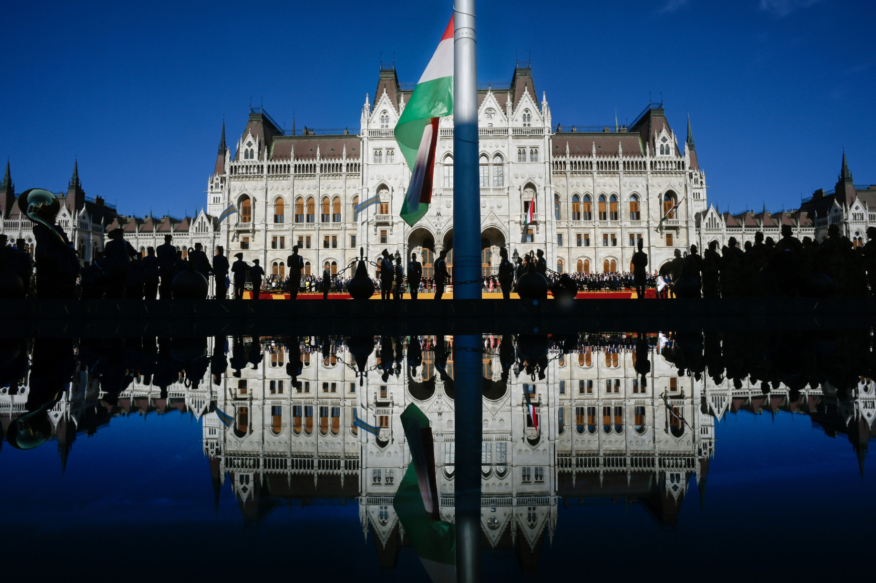 Szeretik a magyarok a demokráciát, de a biztonságot még jobban