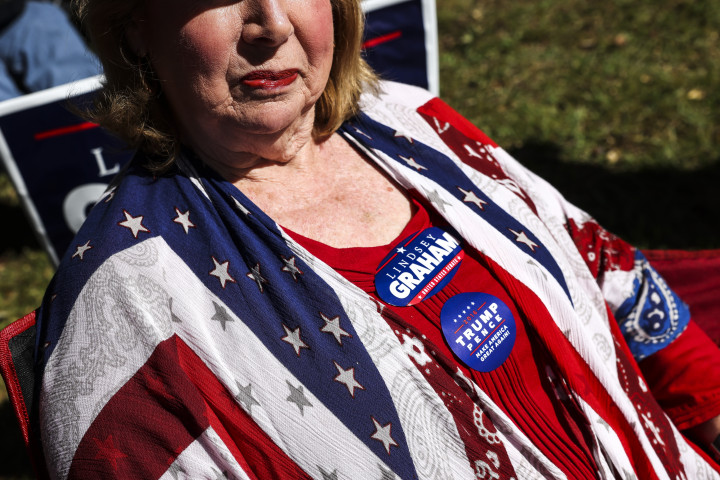 A republikánus Lindsey Graham egy támogatója Dél-Karolinában. Az előrejelzések szerint a szenátor ezt a választást elveszítheti – Fotó: Michael Ciaglo / Getty Images