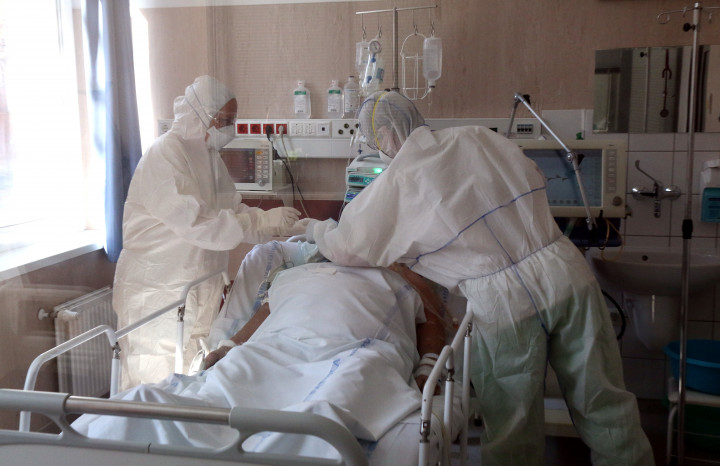 Koronavírusos beteget ápolnak a járványkórházként működő miskolci kórház ntenzív osztályán 2020. április 7-én. MTI/Vajda János