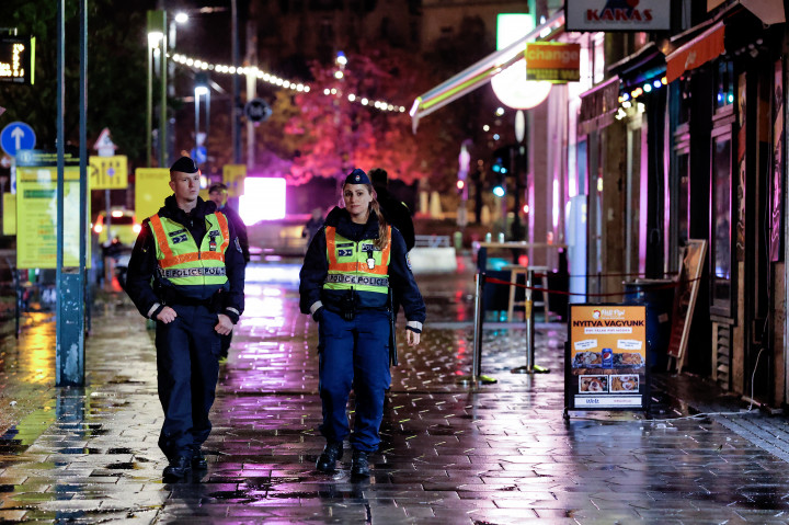 Járőröző rendőrök a Deák téren az éjszakai kijárási korlátozás elrendelése után 2020. november 5-én – Fotó: Huszti István / Telex