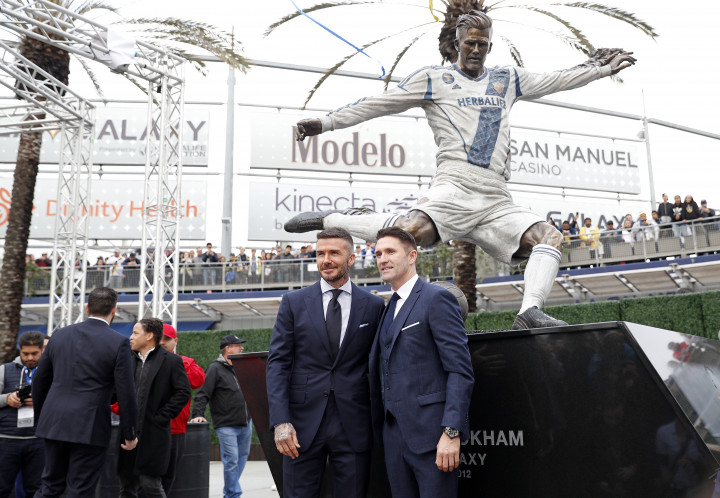 David Beckham a saját szobra előtt a Los Angeles Galaxy stadionjánálFotó: Meg Oliphant / Getty Images
