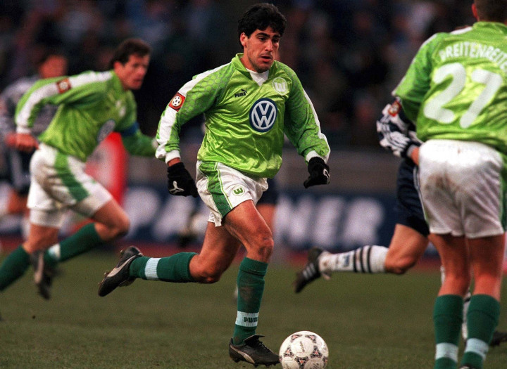 Claudio Reyna a Wolfsburg mezében 1998-ban. A Dortmundban játszó fia, Giovanni akár még nála is többre viheti. Mindössze 17 évesen behívta az amerikai válogatottba Gregg Berhalter, aki annak idején Claudio csapattársa még középiskolában.Fotó: Andreas Rentz / Getty Images