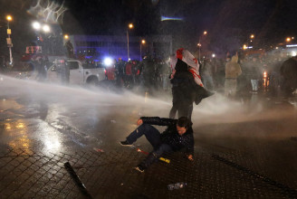 Könnygázzal és vízágyúval oszlatták fel az ellenzéki tüntetőket Grúziában