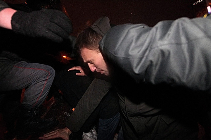 Orosz rohamrendőrök letartóztatják Alekszej Navalnijt a „Tisztességes választásokért!” elnevezésű ellenzéki tüntetés vezérszónokát Moszkvában 2012 márciusában. Fotó: Makszim Sipenkov/MTI/EPA