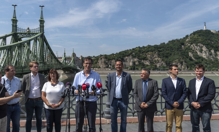 Karácsony Gergely a budapesti közös ellenzéki polgármesterjelöltekkel tart sajtótájékoztatót az az őszi önkormányzati választásról Budapesten, a Szabadság híd pesti hídfőjénél 2019. július 5-én – Fotó: Szigetváry Zsolt / MTI