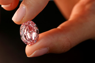 Hétmilliárd forintnak megfelelő összegért kelt el egy ritka, rózsaszín gyémánt