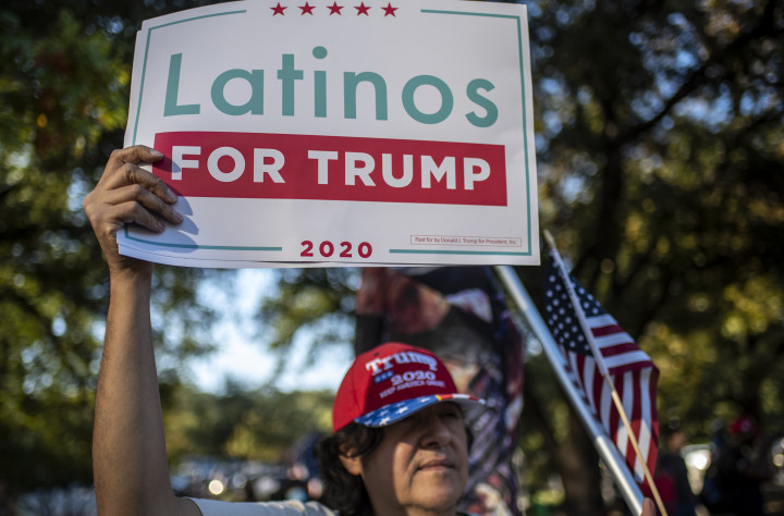 Egy férfi „Latinos for Trump” táblát tart egy tiltakozáson a texasi Austinban, miután Joe Biden megnyerte a 2020-as elnökválasztást – Fotó: Sergio FLORES / AFP