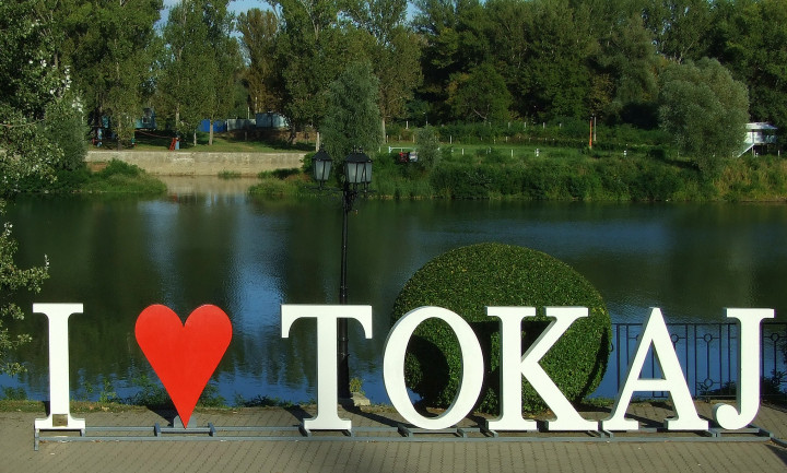 A „Szeretlek Tokaj” felirat angol nyelven fogadja a városba érkezőket – Fotó: Jászai Csaba / MTI