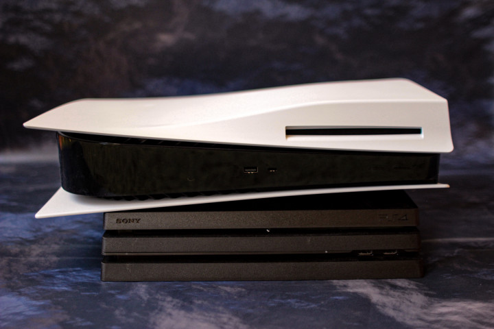 Az új PlayStation 5 egy PlayStation 4 Pro tetején – Fotó: Lengyel-Szabó Péter / Telex