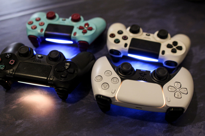 Egy PS5-ös (jobb elöl) és három PS4-es kontroller – Fotó: Lengyel-Szabó Péter / Telex