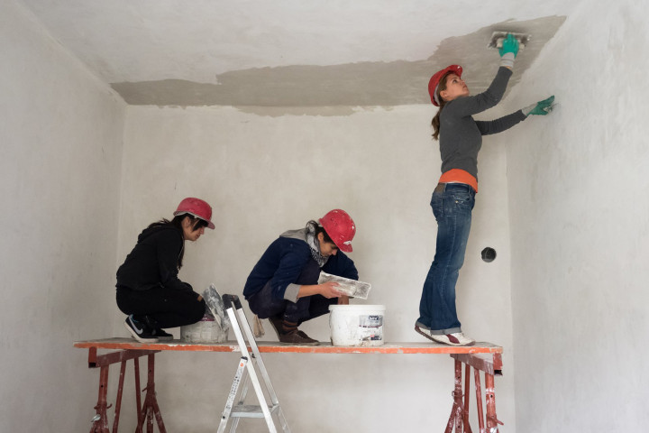 Az ULE önkéntesei dolgoznak egy lakásfelújításon – Fotó: Utcáról Lakásba Egyesület