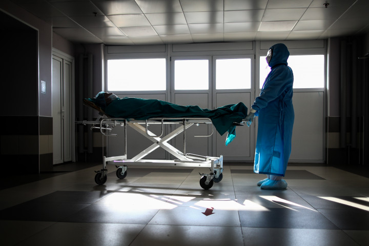 Koronavírusos beteget tolnak hordágyon egy moszkavai kórházban 2020. október 28-án- Fotó: Sergei Bobylev / TASS / Getty Images