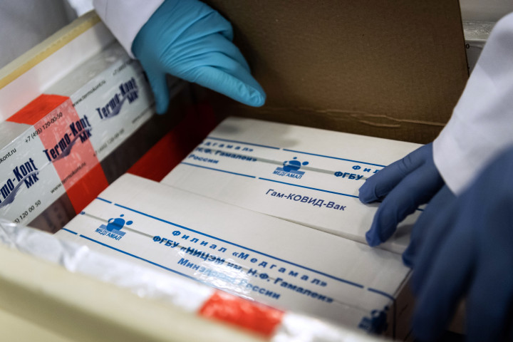 Laboratóriumi asszisztensek kicsomagolják az orosz, Szputnyik V koronavírus vakcinát Budapesten – Fotó: Magyar Külügyminisztérium / AFP