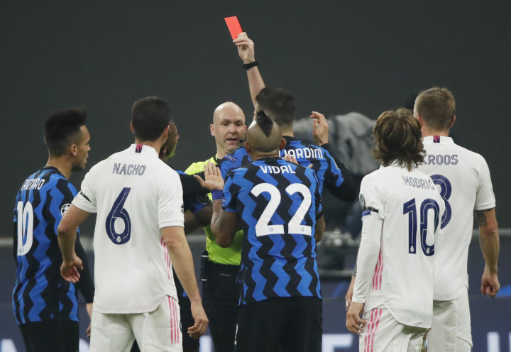 Arturo Vidal megkapja a piros lapot – Fotó: Alessandro Garofalo / Reuters