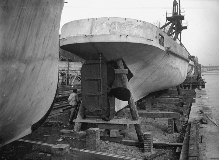 Betonhajót építenek egy franciaországi kikötőben 1918 körül – Fotó: Branger / Roger Viollet / Getty Images