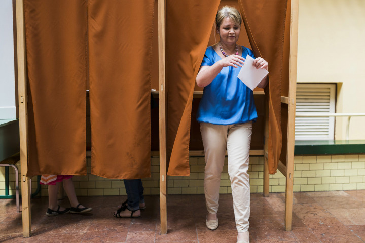 Seres Mária, a Seres Mária Szövetségesei (SMS) párt vezetője kilép a szavazófülkéből a nyíregyházi 47-es számú szavazókörben az európai parlamenti választáson 2014. május 25-én – Fotó: Balázs Attila / MTI