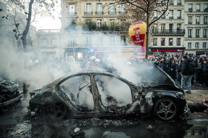 Tüntetők által felgyújtott autó a párizsi Bastille téren – Fotó: Christophe Petit Tesson/EPA