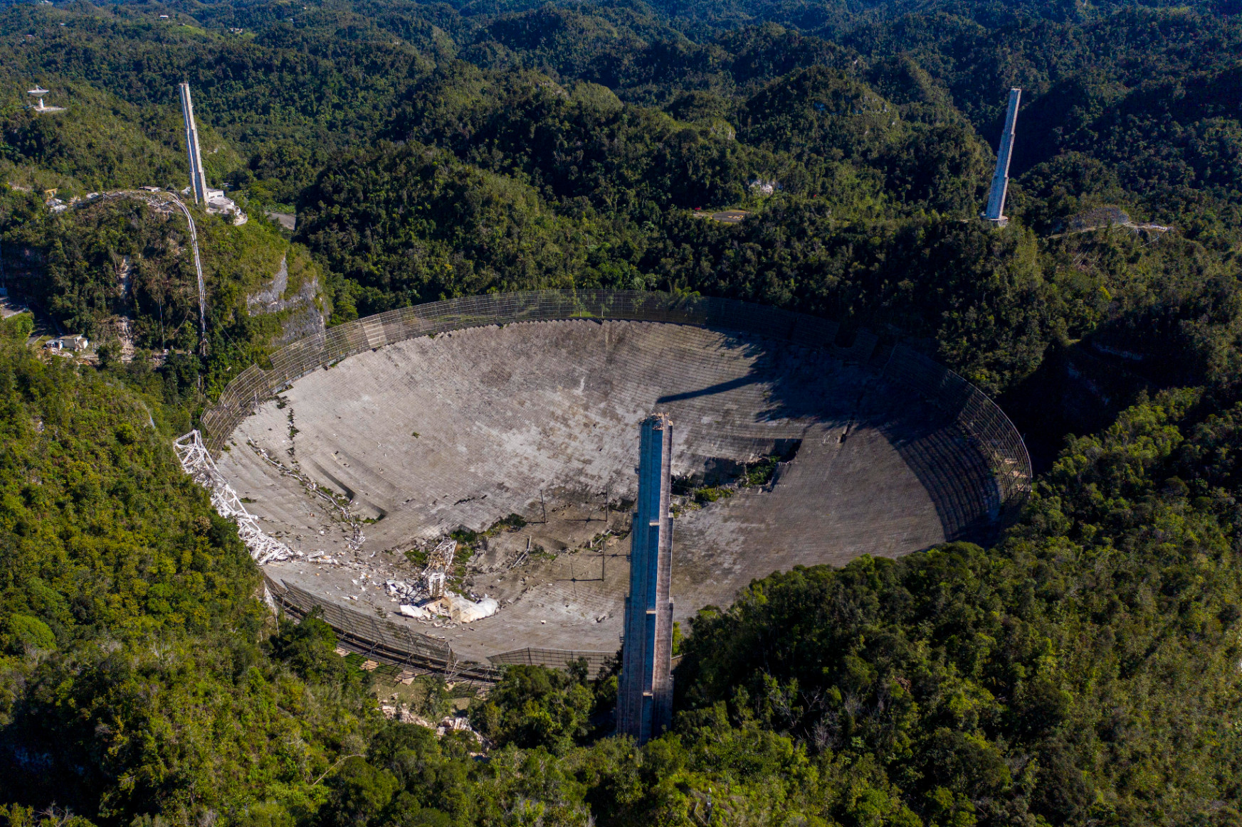 Lezuhant az Arecibo Obszervatórium 900 tonnás platformja