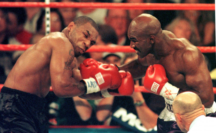 Mike Tyson és Evander Holyfield 1997-es világbajnoki bokszmeccseFotó: John Gurdzinski/AFP