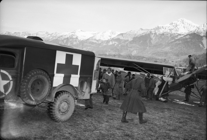 A gép&#8239;1946. november 19-én zuhant le tizenkét fővel a fedélzetén, akik közül mindenki életben maradt, bár néhányan megsebesültek. Az amerikai haderő akkori erőfeszítéseit nem kísérte siker, az utasokat svájci katonák találták meg és segítették el egy környékbeli kunyhóig, majd a svájci légierő két, a gleccseren leszállni képes Fieseler Storch gépe szállította el több fordulóval a szerencsétlenül jártakat a helyszínről. Az akciót tekintik a svájci légi mentés megszületésének – Fotó: Lindroos/Pfister/RDB/ullstein bild / Getty Images