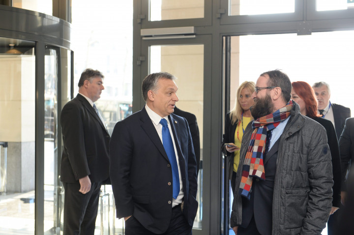 Orbán Viktor miniszterelnök és Szájer József fideszes európai parlamenti képviselő beszélget az Európai Unió kétnapos brüsszeli csúcstalálkozójának első napi ülése előtt, 2016. március 17-én. Fotó: MTI/EPP