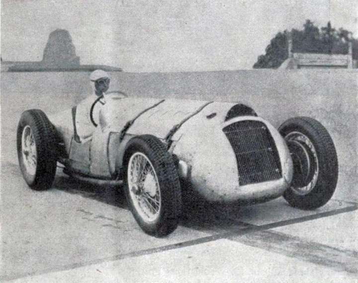 Dreyfus a Delahay volánja mögött, 1937-ben – Fotó: L'Automobile sur la Côte d'azur