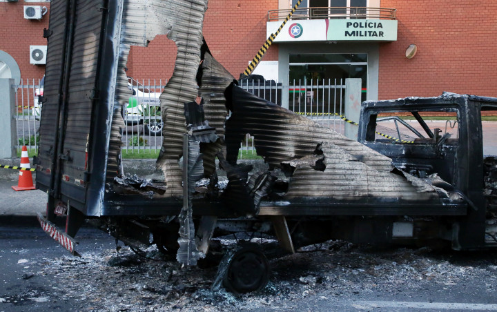A rablók felgyújtott autókkal zárták el a Criciúmába vezető utakat – Fotó: Uilherme Ferreira / Reuters