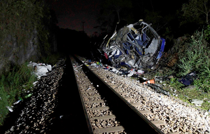 A busz maradványai a vasúti sínen – Fotó: Washington Alves / Reuters