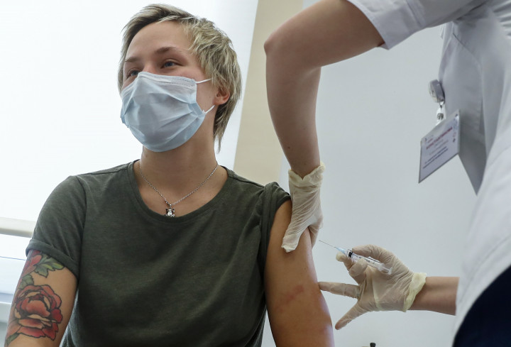 A Covid-19 megelőzésére szolgáló Szputnyik V vakcinát adja be egy páciensnek egy ápoló egy moszkvai kórházban december 5-én.Fotó: Pavel Golovkin/MTI/AP