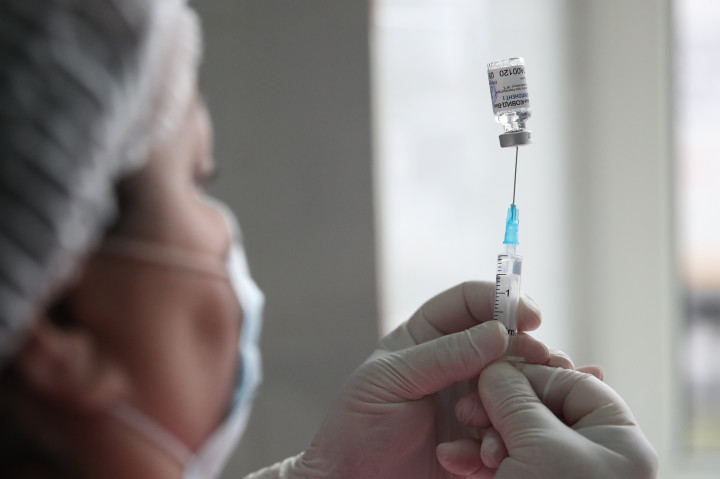 A Szputnyik V vakcinát készít elő oltáshoz egy egészségügyi dolgozó egy moszkvai kórház oltóközpontjában 2020. november 28-án – Fotó: Valery Sharifulin / TASS / Getty Images