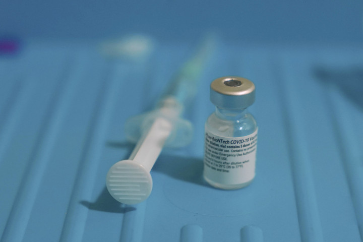 A Pfizer-BioNTech Covid-19 vakcinálja az angliai New Castle-ben lévő Royal Viktória Kórházban. Nagy-Britanniában december 8-án elkezdték a lakosság tömeges oltását a koronavírus elleni vakcinával – Fotó: Owen Humphreys / POOL / AFP