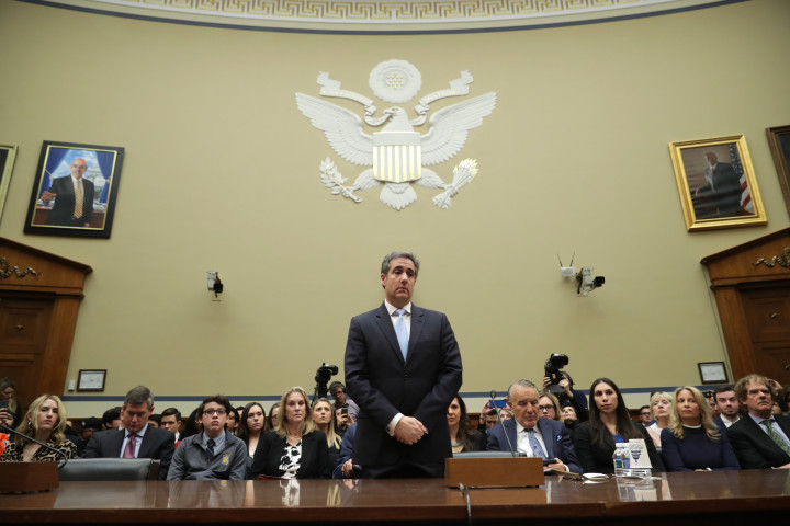Micheal Cohen, Trump volt ügyvédje 2019 februári meghallgatása, és az ott bemutatott fotó az egyik kiállított csekkről – Fotó: Chip Somodevilla / Getty Images