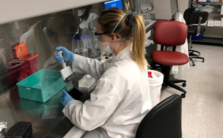 Dátummegjelölés nélküli fotó a Pfizer Pearl River-i laborjából, ahol kutatók a koronavírus elleni vakcina kutatását és fejlesztését végzik – Fotó: Pfizer / Reuters