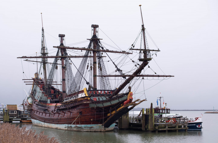 A 24 ágyúval felfegyverzett Batavia kereskedőhajó másolata a a hollandiai Lelystadban. A hajó első útján a kapitány át akarta venni az irányítást a társaság kirendelt parancsnokától, de mielőtt zendülést szíthatott volna, a hajó zátonyra futott és elsüllyedt – Fotó: Smeerjewegproducties / Shutterstock