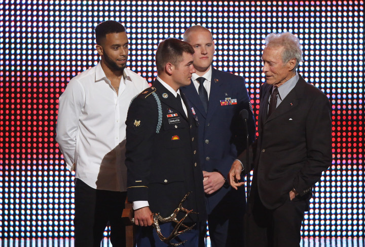 Anthony Sadler, Alek Skarlatos és Spencer Stone egy díjátadón Clint Eastwooddal 2016 júniusában. Fotó: Kevin Winter/Getty Images