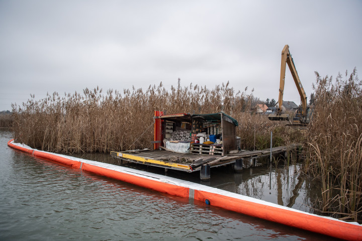 Merülőhálóval védték meg a víztestet az olajtólFotó: Bődey János/Telex