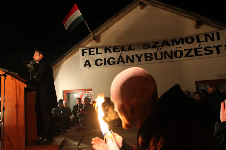 Vona Gábor, a Jobbik elnöke beszédet mond egy „Fel kell számolni a cigánybűnözést!” feliratú transzparens előtt a párt demonstrációján, amelyet a „cigánybűnözés” ellen tartottak a Borsod megyei Lakon 2011. február 3-án – Fotó: Vajda János / MTI