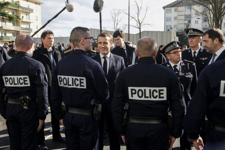 Emmanuel Macron és a francia belügyminiszter Christophe Castaner látogatása egy rendőrörsön 2020 februárjában – Fotó: Sebastien Bozon / AFP
