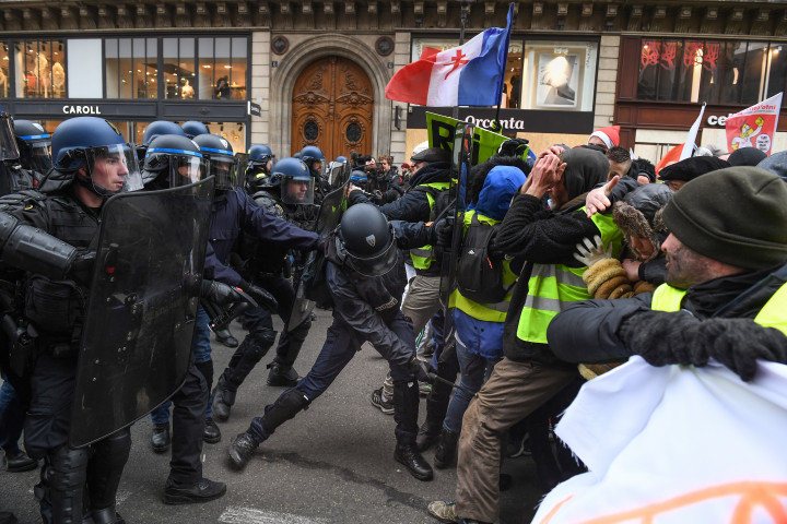 Rendőrök csapnak össze a sárgamellényes tüntetőkkel Párizsban 2018 decemberében – Fotó: Kiran Ridley / Getty Images
