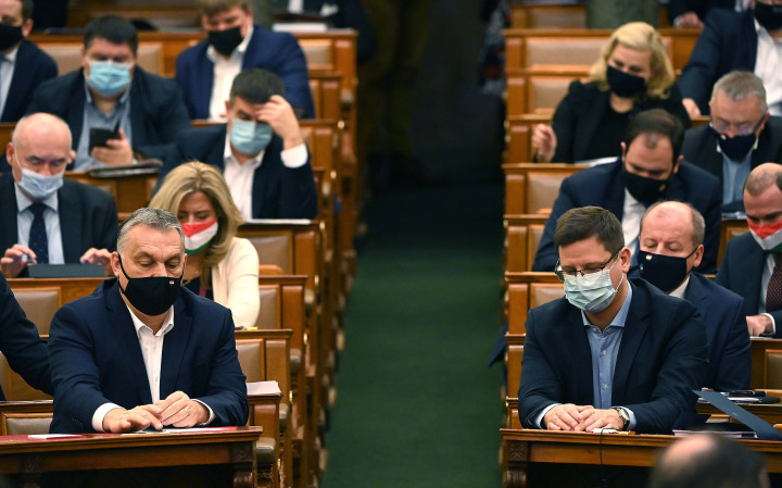Orbán Viktor és Gulyás Gergely szavaz az Országgyűlés plenáris ülésén 2020. december 15-én – Fotó: Bruzák Noémi / MTI