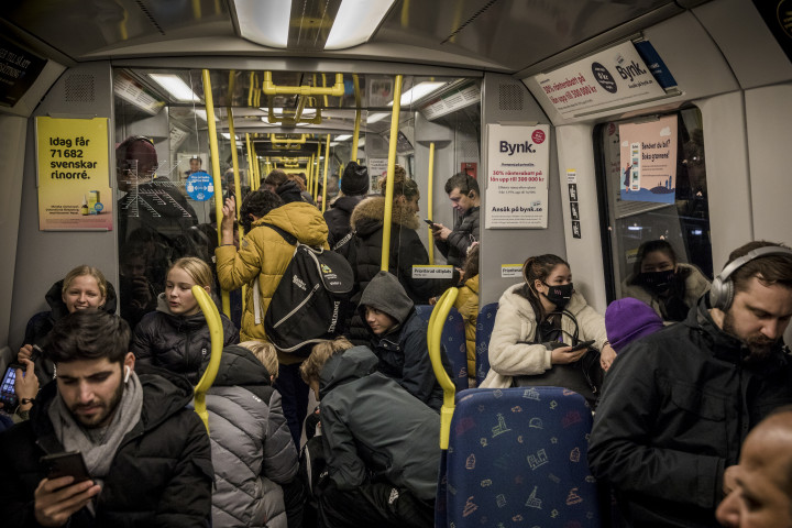 Tömött kocsi a stockholmi metrón 2020. december 4-én – Fotó: Jonas Gratzer / Getty Images